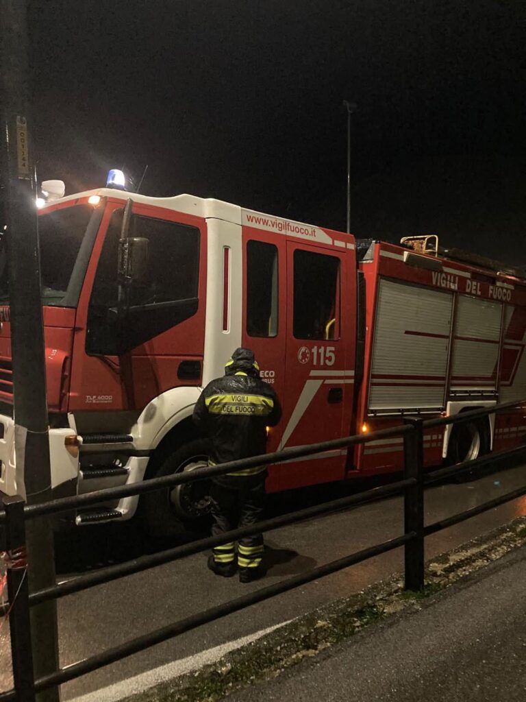 Volturara, il vento forte solleva una parte della Tendostruttura: strada chiusa e caschi rossi in azione