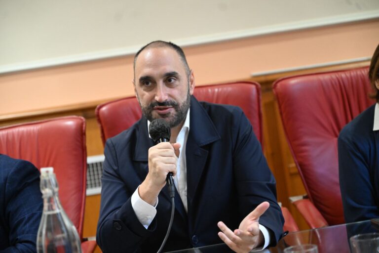 Gubitosa al gazebo del M5S per la raccolta firme ad Avellino