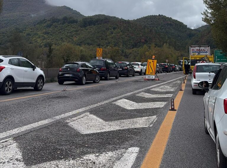 Tamponamento a catena sul raccordo Avellino-Salerno