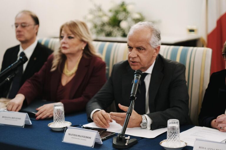 Patti per la Sicurezza Urbana, il ministro Piantedosi alla stipula in Prefettura