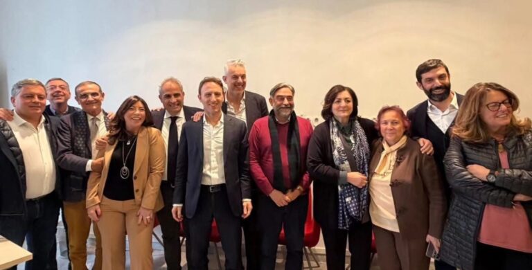 Prima riunione tra i consiglieri Pd e il segretario regionale De Luca