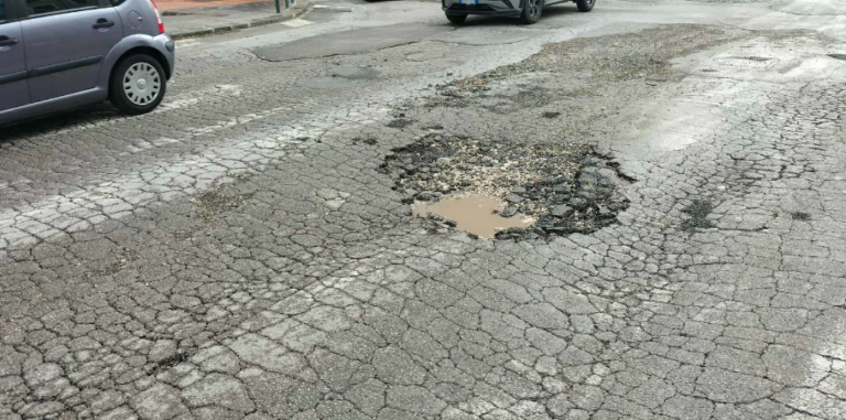 Avellino, via Dorso ridotta a un colabrodo