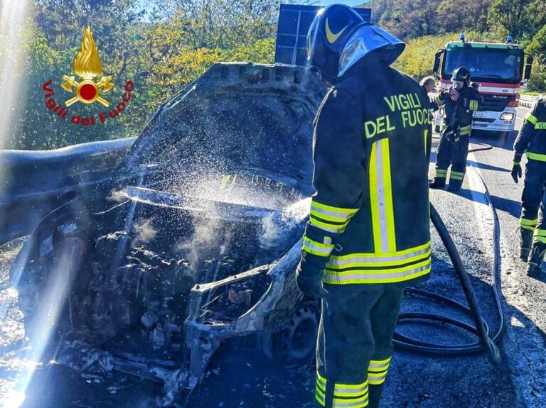 Auto in fiamme sulla A16: paura ma nessun ferito