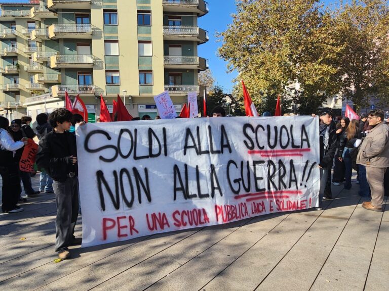 Soldi alla scuola e non alla guerra:  studenti in piazza ad Avellino