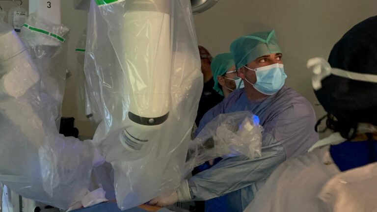 Dentro la sala operatoria dell’Azienda Moscati: chirurgia toracica robotica in azione