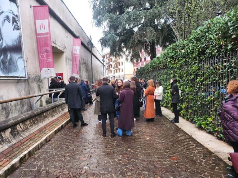 FOTO/ Allarme ad Avellino: evacuata la Sala De Mita durante un convegno contro la violenza sulle donne