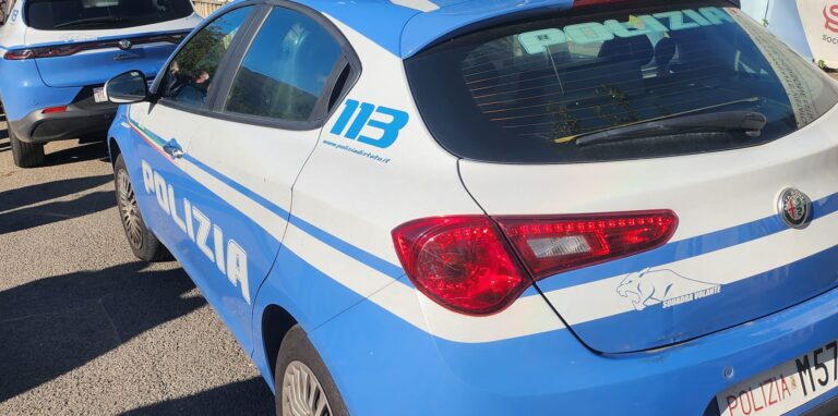 Stalking, porto e detenzione di coltello, resistenza e lesioni a pubblico ufficiale e danneggiamento dell’auto della Polizia: arrestato