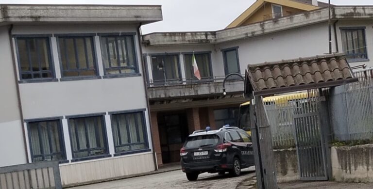 Montemiletto, furto nella notte a scuola: saltano le lezioni per gli alunni
