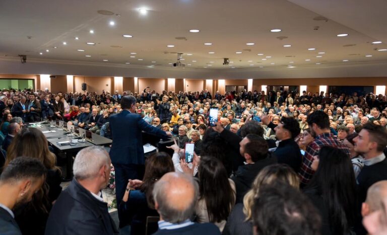 VIDEO/ Selfie, abbracci e un regalo speciale per Conte: il leader del M5s fa il pienone ad Avellino
