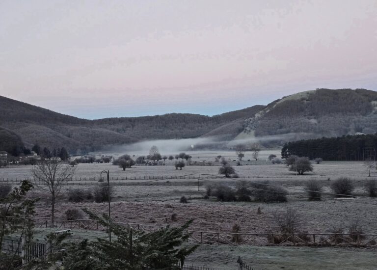 Laceno, risveglio da fiaba: –5 gradi e paesaggio completamente ghiacciato