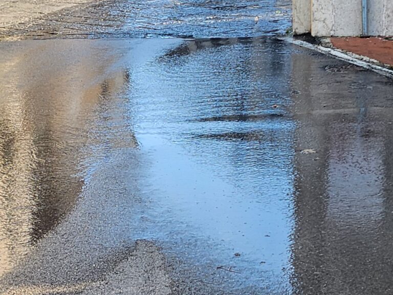 Condotta in tilt, ancora una perdita di acqua ai piedi della Porta di Fellino