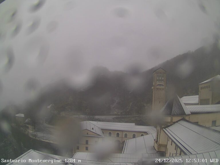 Aperitivi della Vigilia di Natale bagnati e neve in quota