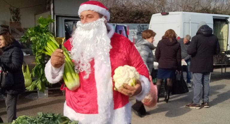 Agricoltura, il Presidente del comitato avellinese al mercato vestito da Babbo Natale