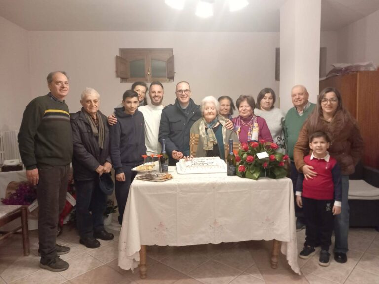 Montoro: Comunità in festa per i 102 anni della signora Annunziata Giliberti