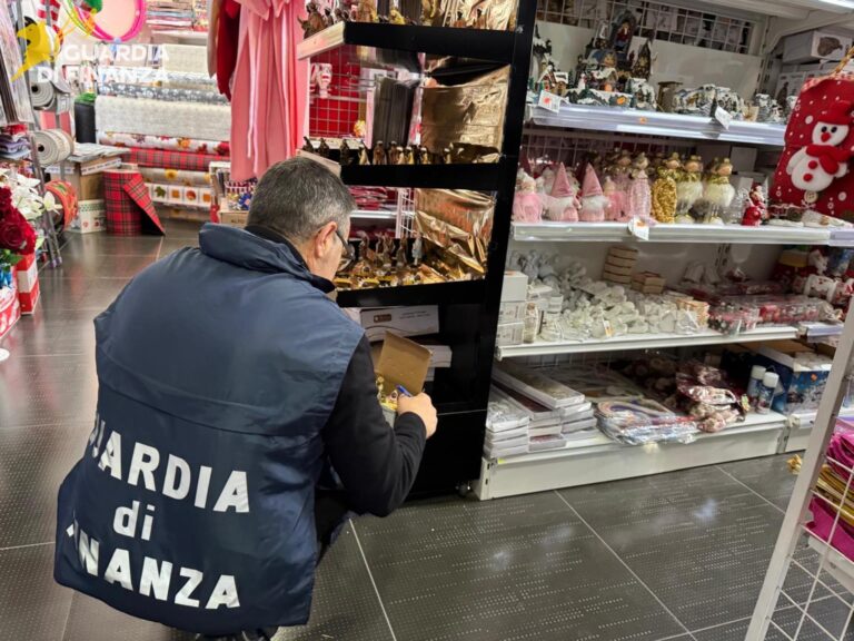 Avellino, fuochi pericolosi e prodotti non sicuri: maxi sequestro della Guardia di Finanza