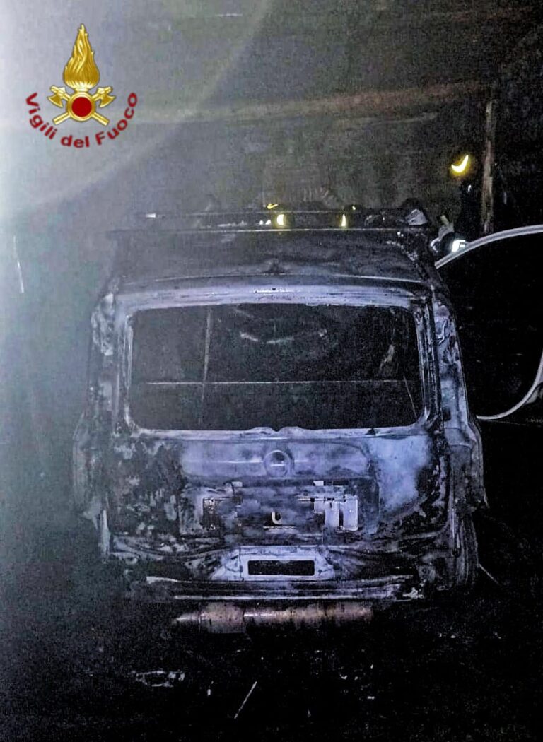 Incendio auto a Solofra, intervento nella notte: nessun ferito