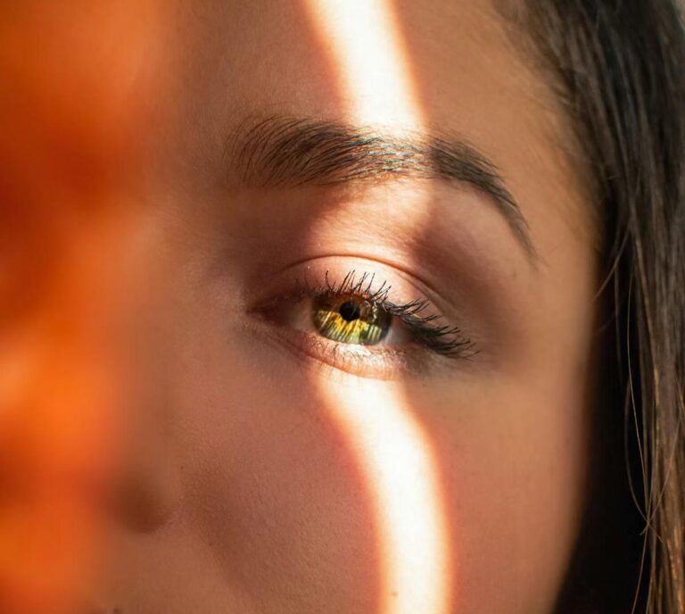 Contorno occhi illuminante e antirughe: il gesto beauty per uno sguardo riposato