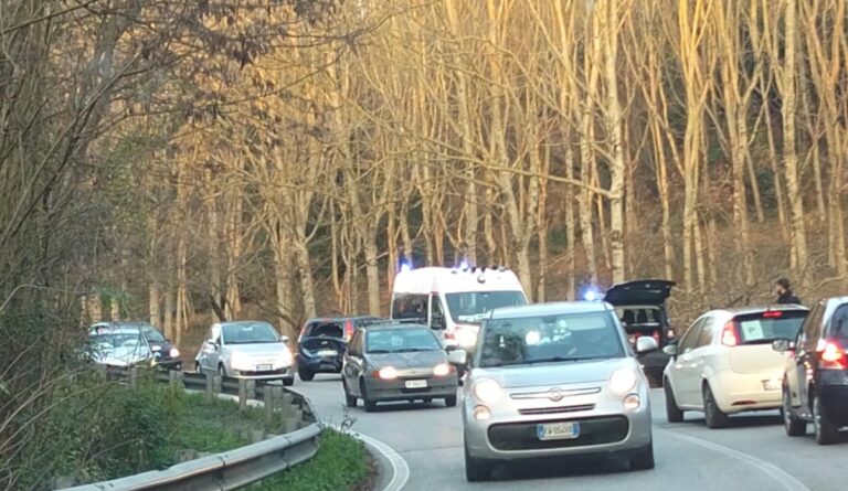 Incidente stradale a Pratola Serra: due auto coinvolte, traffico rallentato
