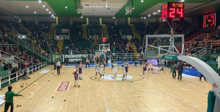 Un canestro, un gesto, una comunità: il “Teddy Bear Toss” del PalaDelMauro