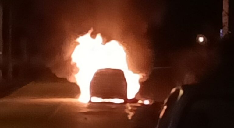 Pietradefusi, auto completamente avvolta dalle fiamme