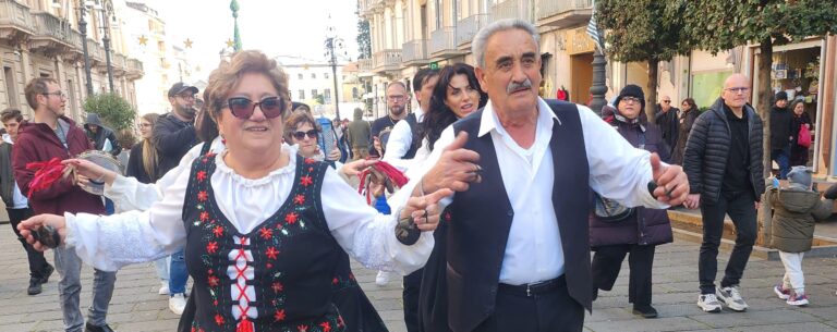 Nei Mercatini di Natale a ritmo di tarantella montemaranese dei Virtuosi di Paternopoli