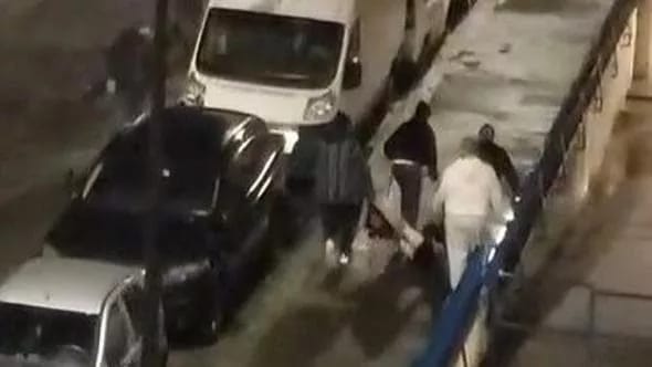 L’ex boss del clan Genovese ordina la spedizione punitiva: pestato e portato via in un lenzuolo