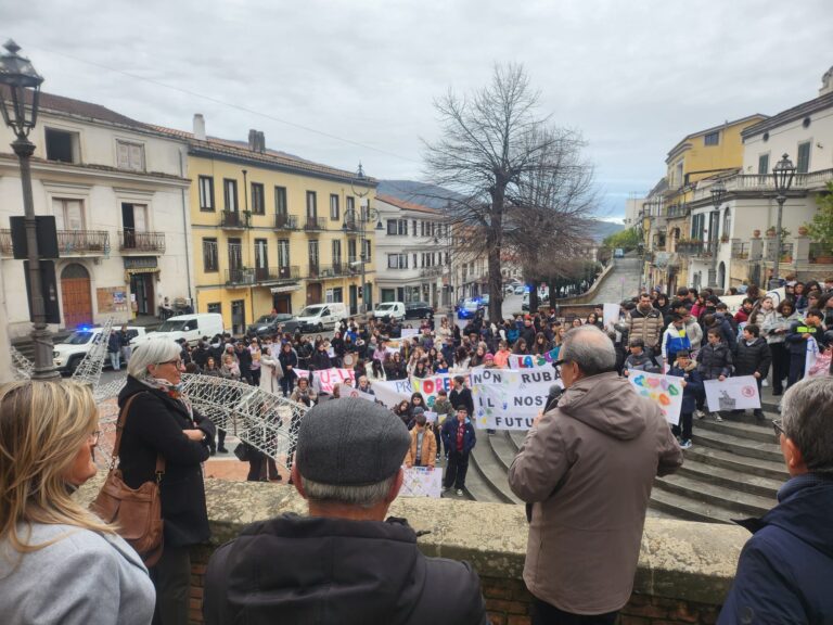 Lauro, gli studenti in piazza dopo i raid nella scuola: non rubate il nostro futuro