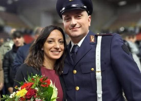 Carlo giura da poliziotto e chiede alla sua Roberta di sposarlo: finale romantico della cerimonia