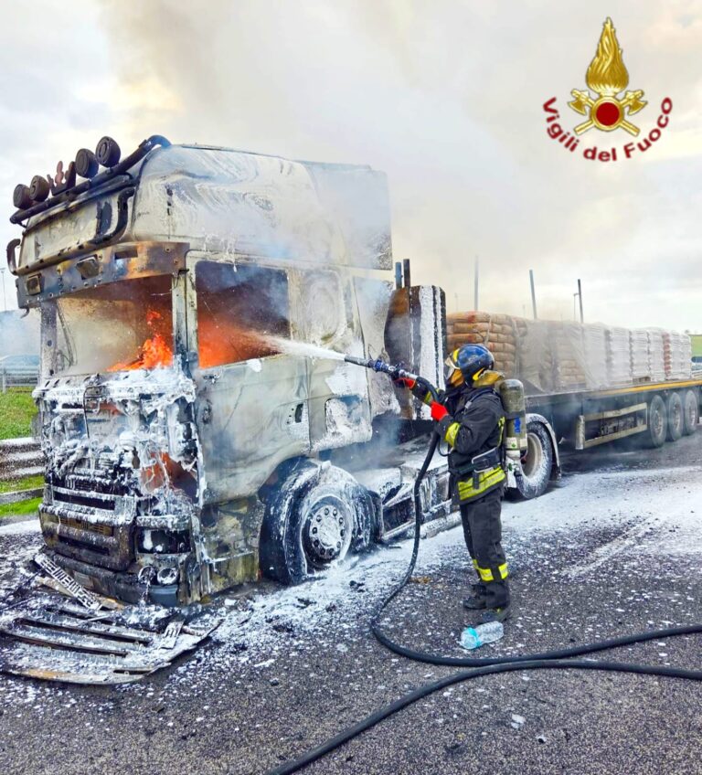 Tir carico di sacchi di cemento in fiamme lungo l’A16: sul posto Vigili del Fuoco e Stradale