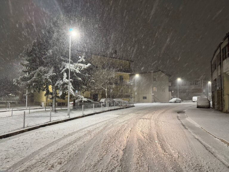 Nevica in Alta Irpinia, scatta lo  stop  alle lezioni ad Andretta e Bisaccia