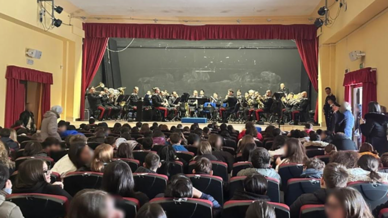 Avella, Cultura della legalità: i Carabinieri incontrano gli studenti con la Fanfara del 10° RGT Campania