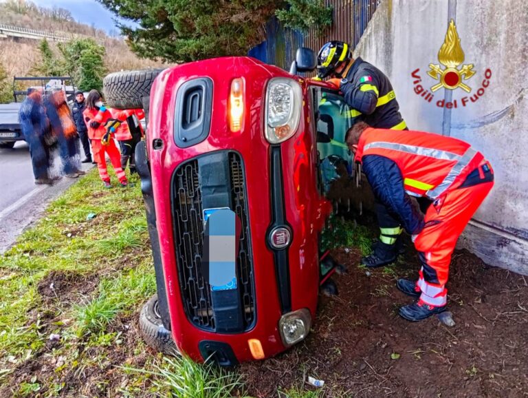 Auto si ribalta, conducente incastrato tra le lamiere