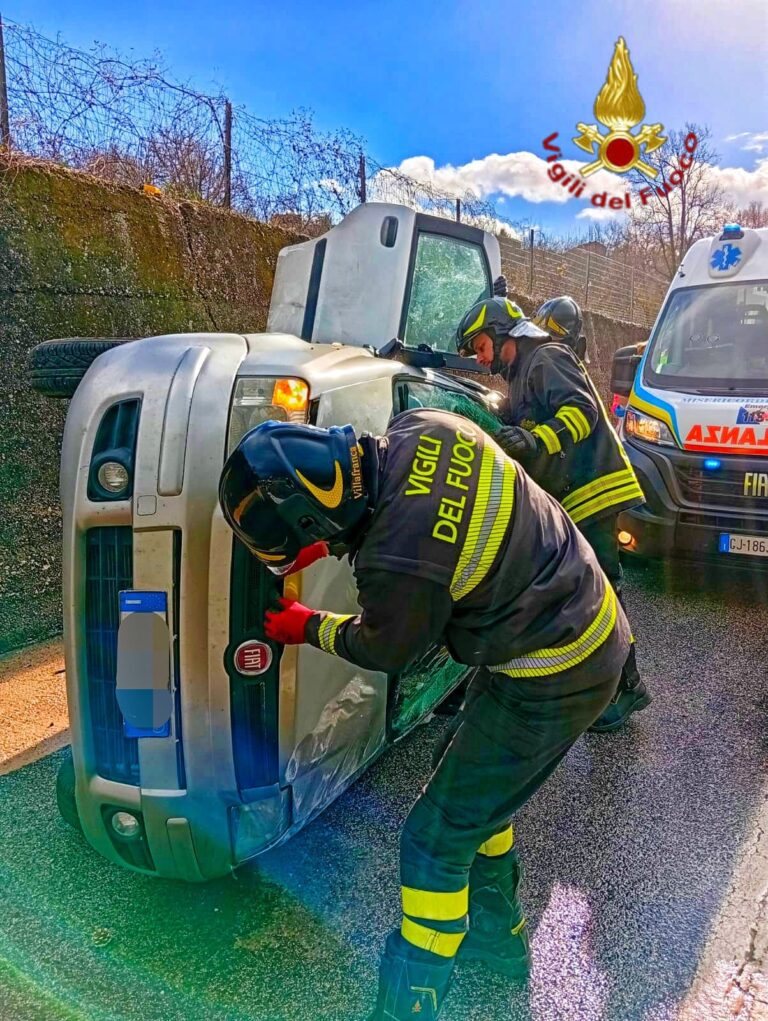 Incidente sull’A16: auto si capovolge con donna e due bambine