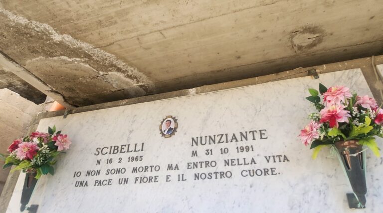 Piove sul loculo di Nunziante, vittima innocente della camorra: l’impegno del sindaco
