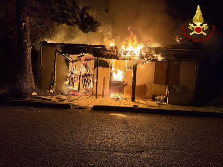 Casetta in legno divorata dalle fiamme nella notte a Conza della Campania