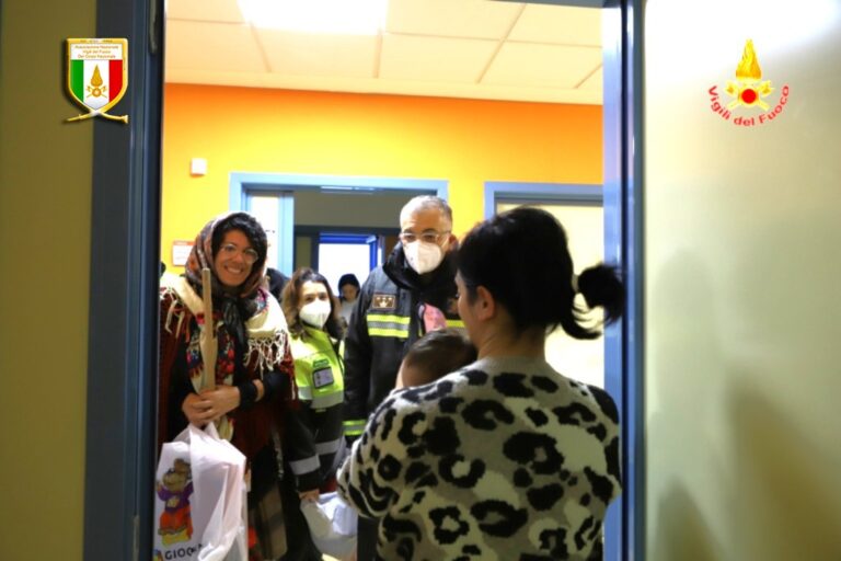 La Befana dei Vigili del Fuoco porta sorrisi al Moscati di Avellino