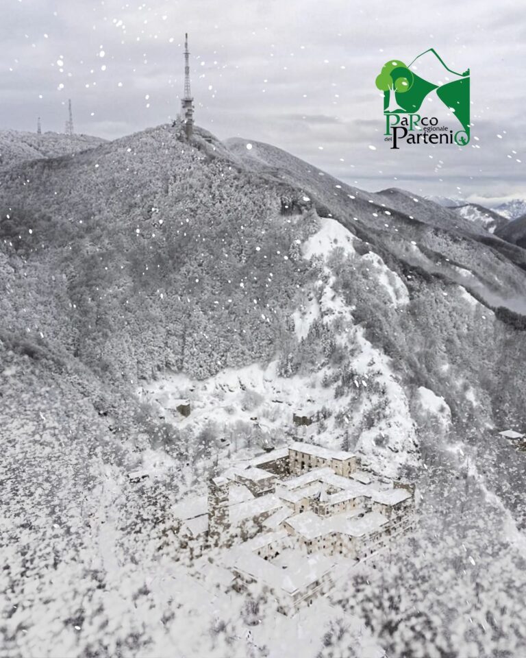 Temperature in calo: il Partenio si risveglia imbiancato