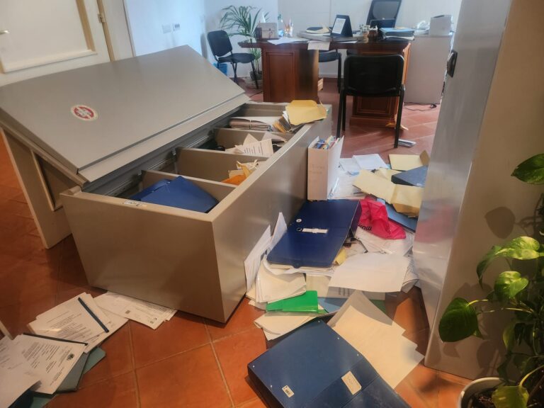 Lauro, nuovo raid nelle scuole: rubati quattro PC e danni al plesso delle medie
