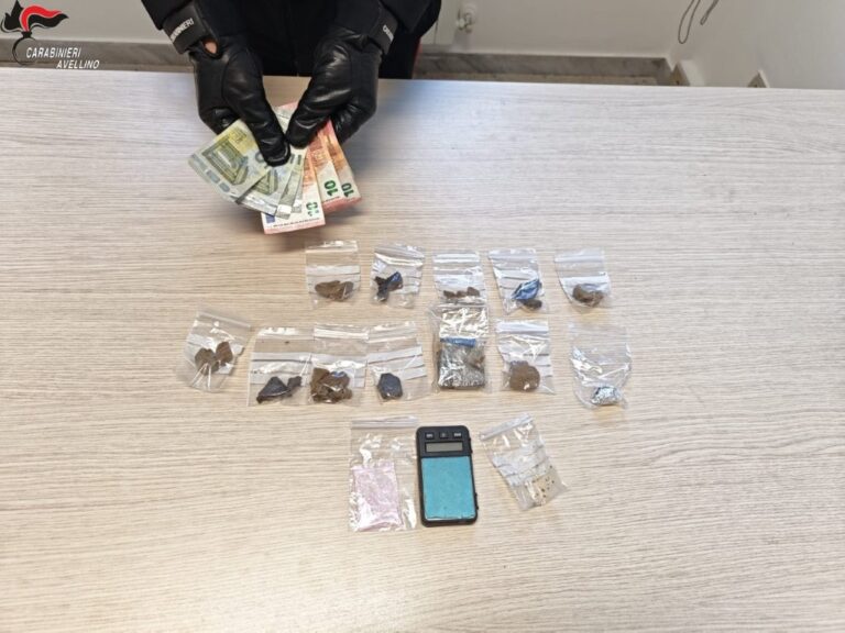 Carabinieri, stretta su droga e armi bianche