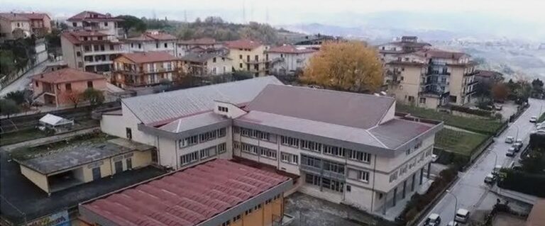 Ariano Irpino, via libera ai due poli scolastici: il “De Gruttola” accoglie la riorganizzazione