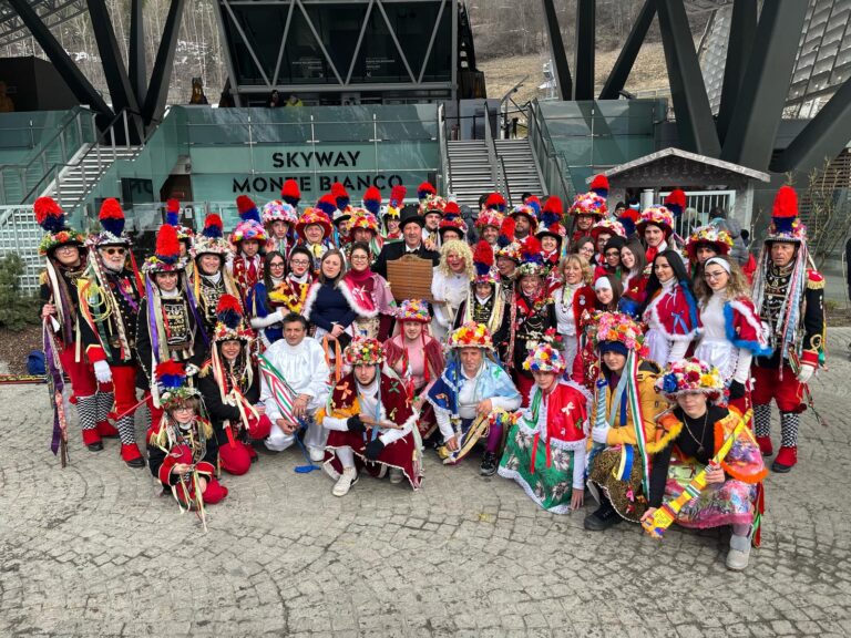 La Mascarata Serinese e Lé Beuffon de Courmayeur incantano Ravello