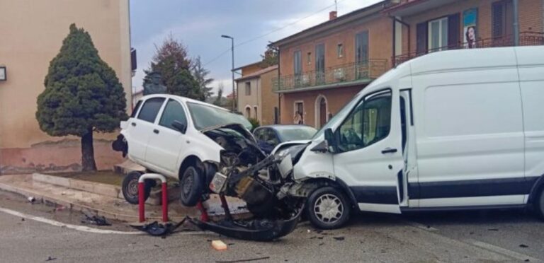 Scontro auto-furgone a Venticano: un ferito trasportato in ospedale