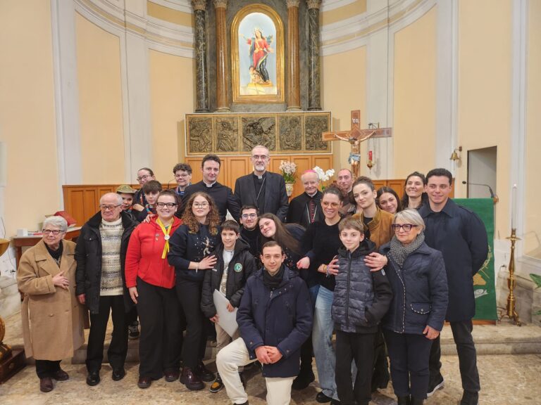 L’abbraccio di Valle al cardinale Pizzaballa: commosso da tanta dignità e umanità