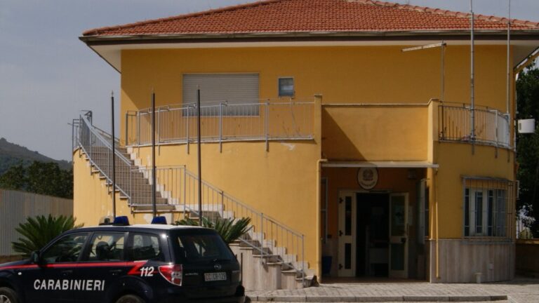 Lauro, acquista le  scarpe di moda online  ma viene truffata: due denunciati