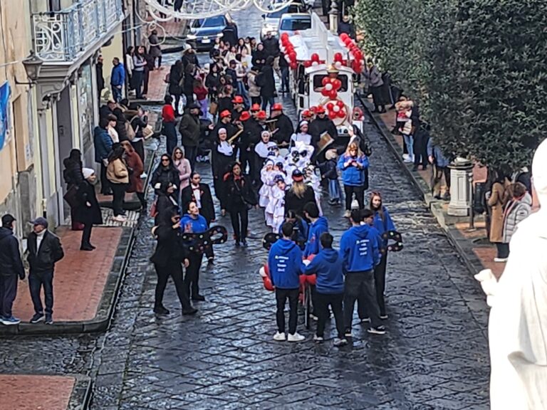 Lauro, un trenino per la baby quadriglia degli ottanta bambini del “Mondo che Vorrei”