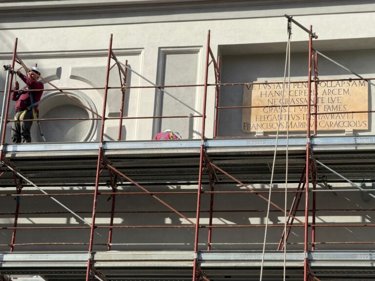 FOTO/ Via alla rimozione del ponteggio: la Dogana torna a mostrarsi