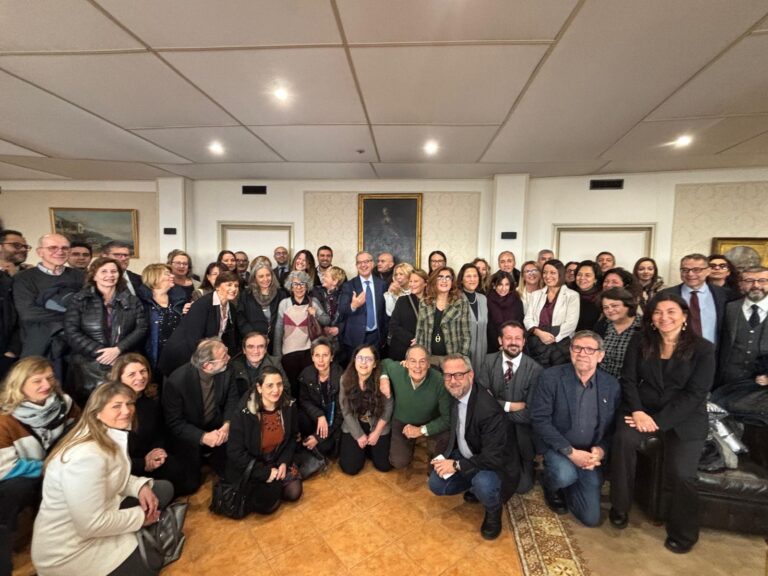 Il Ministro non vuole stringergli la mano? Nell’ufficio di Policastro l’abbraccio di magistrati e societa’ civile