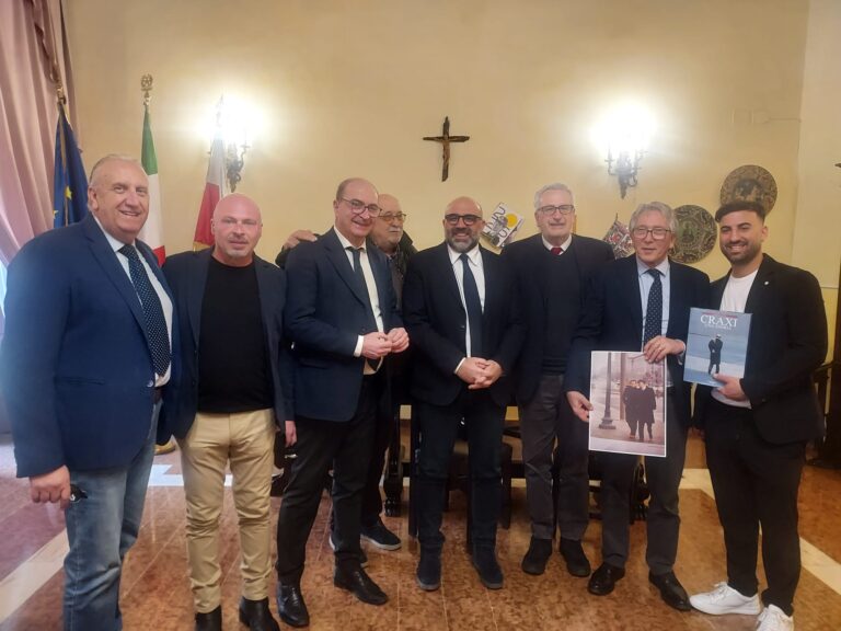 Craxi a Palazzo Caracciolo,  incontra i socialisti Addeo e Carpentieri e saluta Buonopane