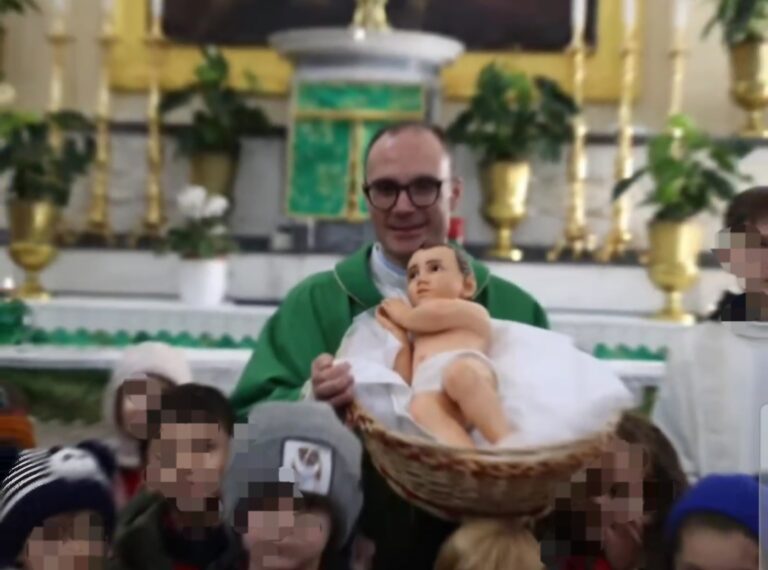 Montoro,  gli alunni del “Piccolo Principe” donano un nuovo bambinello dopo il furto nel presepe