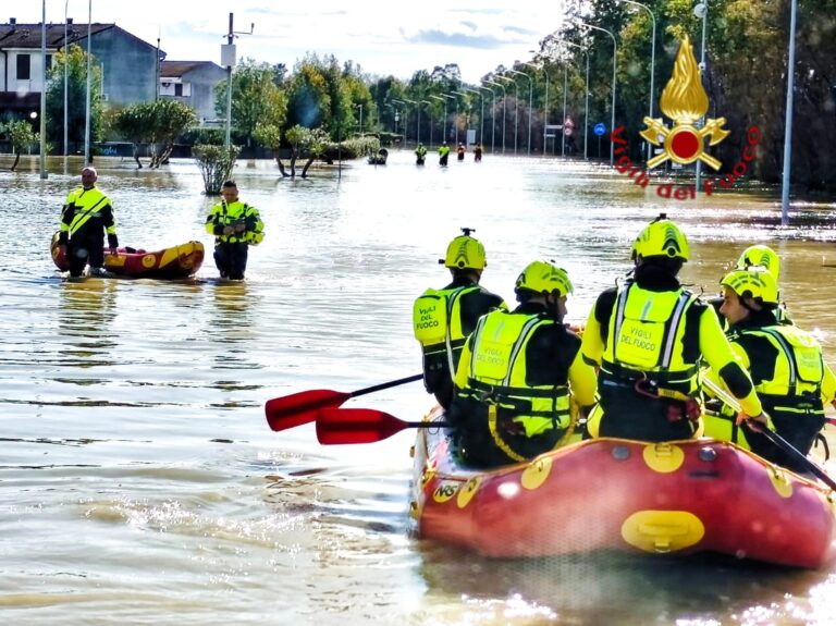 FOTO/ Maltempo in Calabria, i Vigili del Fuoco di Avellino in prima linea nei Laghi di Sibari